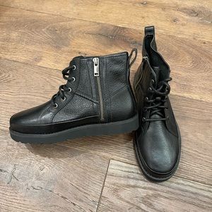 Ugg Black Leather Lace up Ankle Boot W7